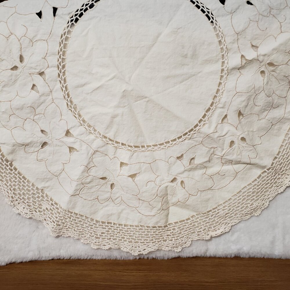 Vintage Battenburg Lace Ivory Cream Round Tablecloth‎ Approx 31"